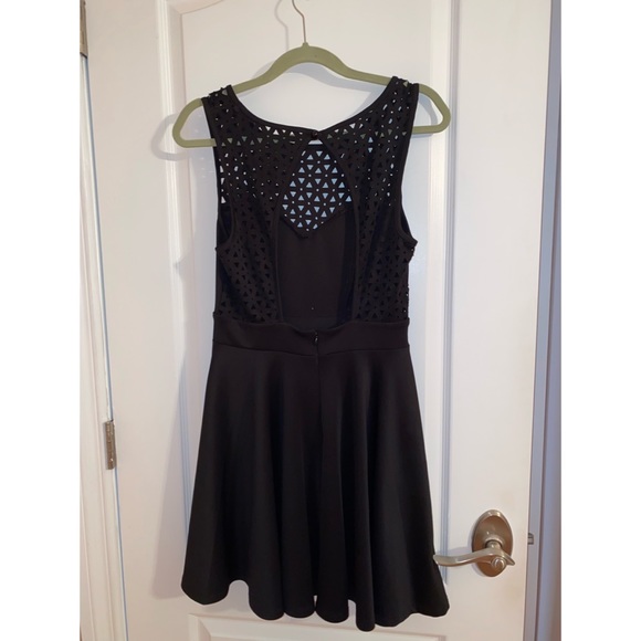 Black opened back dress - Picture 2 of 2